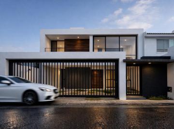 Casa de 4 habitaciones, Querétaro · Casa en Venta en Milenio III, 4 Recámaras, Jardín, Calle Abierta y de Lujo!