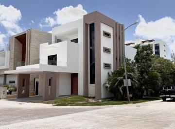 Casa de 5 habitaciones, Benito Juárez · Casa con 341 m² de Construcción y 5 Recámaras en Venta en Aqua Residencial