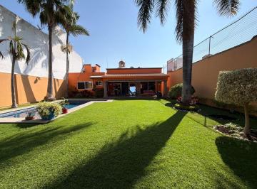 Casa · 234m² · 3 Recámaras · 3 Estacionamientos · Casa de un Nivel en Venta en Cuernavaca con Alberca y Jardín Privados