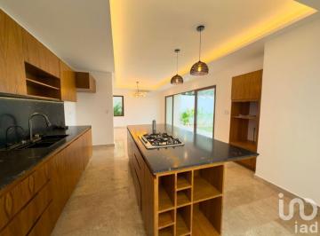Casa · 298m² · 4 Recámaras · 2 Estacionamientos · Casa en Venta en Col. México, Mérida, Yucatán.