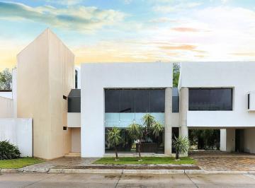 Casa · 520m² · 3 Recámaras · 4 Estacionamientos · Los Naranjos Club de Golf