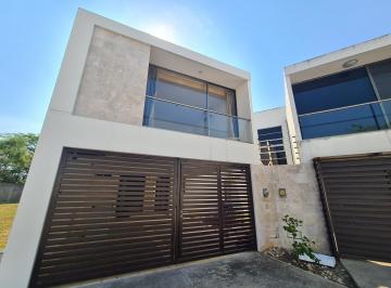 Casa · 200m² · 3 Recámaras · 2 Estacionamientos · Casa en Renta en Residencial con Seguridad y Alberca Zona Country