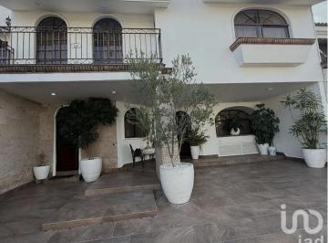Casa · 358m² · 3 Recámaras · 3 Estacionamientos · Se Vende Casa Dentro de Condominio en Parque de La Castellana, Virreyes, Zapopan, Jal.