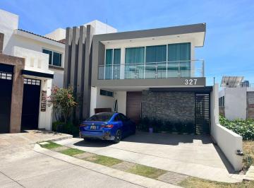 Casa · 310m² · 3 Recámaras · 2 Estacionamientos · Venta de Casa en Lomas de Gran Jardin