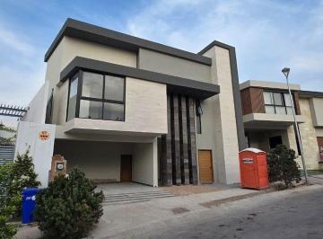 e0183bd842cba676f71bc33e6c8b8f96baf6384d581daa0cd8b12d45fdec9381 · Casa en Venta con Roof Garden y Jardín – La Loma Club de Golf