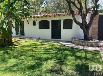 Casa · 330m² · 5 Recámaras · 6 Estacionamientos · Venta Hermosa Casa con Amplio Terreno en Morelos