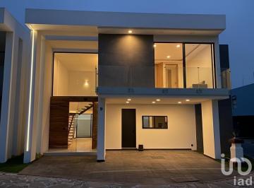 Casa · 260m² · 4 Recámaras · 3 Estacionamientos · Casa en Venta en Fraccionamiento, en Ramal de La Tijera Tlajomulco de Zúñiga Guadalajara Jalisco