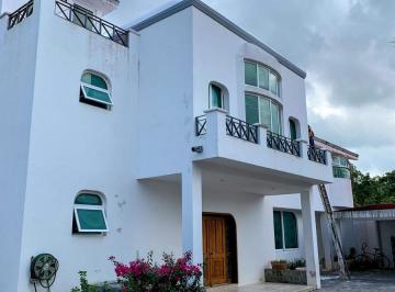Casa · 632m² · 3 Recámaras · 7 Estacionamientos · En Venta Linda Residencia en Colonia Doctores, Cancún