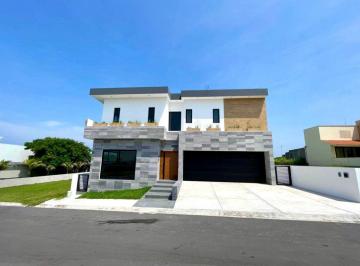 Casa · 480m² · 4 Recámaras · 2 Estacionamientos · Residencia de Lujo con Vista Al Mar en Villas Coral