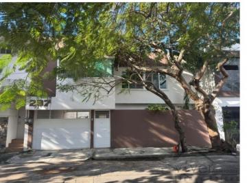Casa · 311m² · 2 Estacionamientos · Casa en Venta en Fracc. Reforma