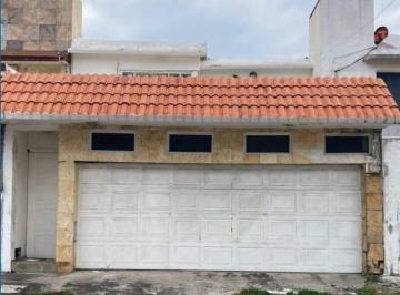 Casa · 258m² · 2 Estacionamientos · Casa en Fraccionamiento Jardines de Mocambo