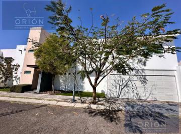 Casa en condominio · 259m² · 3 Recámaras · 4 Estacionamientos · Casa Venta Grande Salida Facil Plaza Constituyentes Corregidora Queretaro