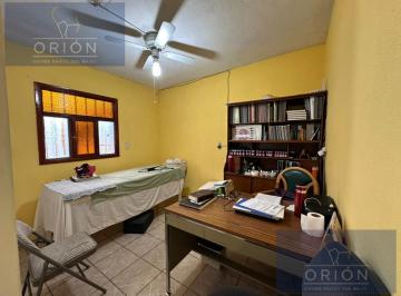 Casa · 290m² · 5 Recámaras · 6 Estacionamientos · Casa Venta con Consultorio Ideal Para Doctor a Pie de Calle en Queretaro