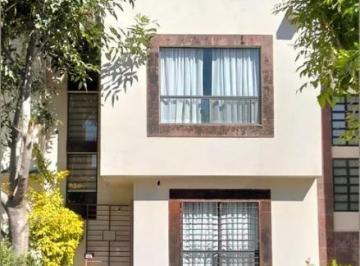 Casa · 90m² · 3 Recámaras · 2 Estacionamientos · Casa en Rincones El Marqués
