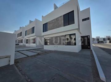 Casa · 81m² · 3 Recámaras · 2 Estacionamientos · Casa en Renta con Roof Garden Puertas de San Miguel, Queretaro