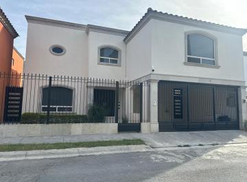 Casa · 300m² · 3 Recámaras · 2 Estacionamientos · Casa en Renta en Villas Canterías, Monterrey, N. L