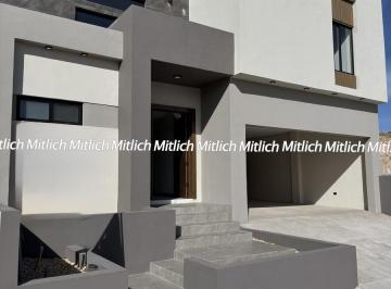 Casa · 275m² · 3 Recámaras · 2 Estacionamientos · Casa en Venta con Recámara en Planta Baja $6,300,000