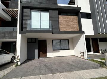 Casa · 3 Recámaras · 2 Estacionamientos · Renta Casa Antigua Cementera Zona Serdan