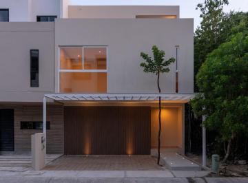 Casa · 236m² · 4 Recámaras · 2 Estacionamientos · Casa en Arbolada By Cumbres