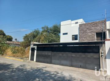 Casa · 250m² · 3 Recámaras · 3 Estacionamientos · Venta de Casa en Fracc. Río Apatlaco 2da Sección. en El Corazón Comercial de Temixco, Morelos.