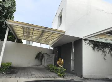 Casa · 240m² · 3 Recámaras · 2 Estacionamientos · Casa en Venta en Juriquilla Santa Fe, Querétaro