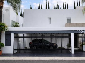 Casa · 267m² · 3 Recámaras · 3 Estacionamientos · Casa en Venta en Juriquilla, Querétaro