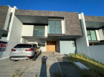 Casa · 300m² · 3 Recámaras · 2 Estacionamientos · Casa en Venta en Juriquilla, Querétaro