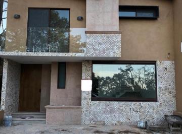 Casa · 175m² · 3 Recámaras · 2 Estacionamientos · Casa en El Pinar Altozano, Zona Arbolada