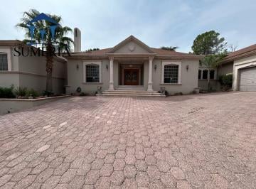 c20471a7bd58ec1c405ee9396a9ed323eade96303783237ac6f8a66878ea7e4e · Casa en Venta en Lomas con Alberca Techada