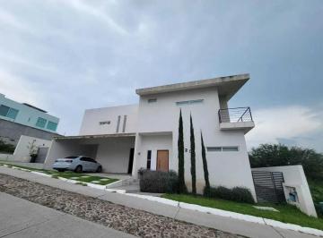 Casa · 374m² · 4 Recámaras · Casa en Venta en Vista Real Country Club, Corregidora