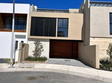 Casa · 230m² · 4 Recámaras · 2 Estacionamientos · Casa en Fraccionamiento Nuevo Refugio