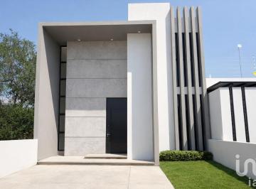 Casa · 163m² · 3 Recámaras · 2 Estacionamientos · Casa en Venta Al Norte de Colima. Escalera Volada.