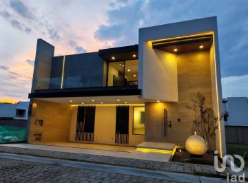 Casa · 376m² · 4 Recámaras · 3 Estacionamientos · Casa en Parque Jalisco