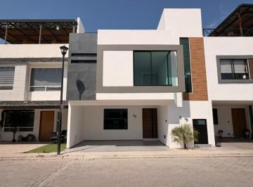 Casa · 219m² · 3 Recámaras · 2 Estacionamientos · Venta Casa Fracc. El Suspiro Atras de Plaza San Diego