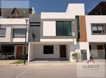 Casa · 219m² · 3 Recámaras · 2 Estacionamientos · Venta Casa Fracc. El Suspiro Atras de Plaza San Diego