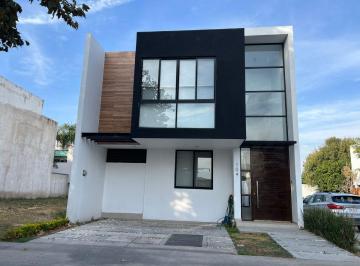 Casa en condominio de 3 habitaciones, Zapopan · Casa en Renta en Solares Coto Althea