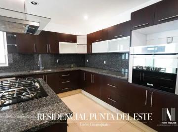 2 · Casa de 230 m² con 3 Recámaras en Venta en Punta del Este