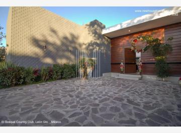 1 · Residencia de Una Planta en Venta con Vista Al Campo de Golf y Alberca en El Bosque Country Club
