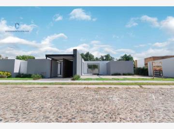 1 · Hermosa Casa de 1 Planta en El Trébol – Amplitud y Tranquilidad.
