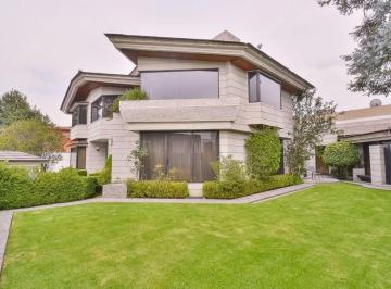 Casa · 660m² · 3 Recámaras · 4 Estacionamientos · Casa en Venta en Calle Cerrada