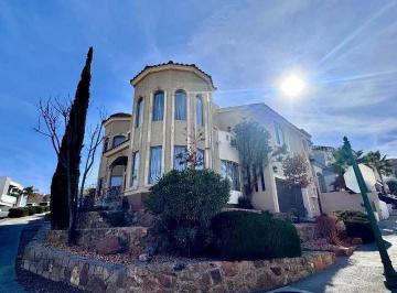 Casa · 361m² · 5 Recámaras · 4 Estacionamientos · Se Vende Casa en Fraccionamiento Bosques de San Francisco