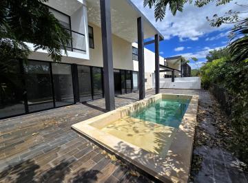 Casa · 418m² · 5 Recámaras · 3 Estacionamientos · Hermosa Residencia de 5 Recamaras en Altozano Mérida
