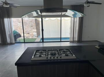 Casa · 233m² · 4 Recámaras · 2 Estacionamientos · Casa en Renta o Venta en Cancún
