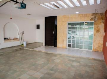 Casa · 258m² · 3 Recámaras · 2 Estacionamientos · Casa en Venta con 3 Habitaciones con Muy Buena Ubicación