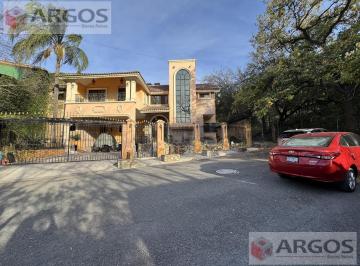 Casa · 450m² · 3 Recámaras · 4 Estacionamientos · Casa en Bosques de La Pastora