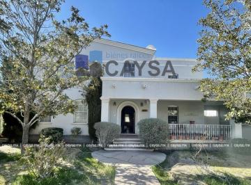 Casa · 518m² · 3 Recámaras · 5 Estacionamientos · Casa en Venta en Colonia Zarco (Antigua - Patio Amplio)