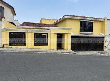 Casa · 380m² · 5 Recámaras · 2 Estacionamientos · Casa en Venta en Monterrey