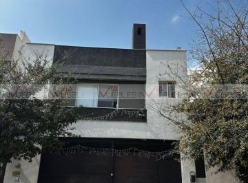 Casa · 224m² · 4 Recámaras · 2 Estacionamientos · Casa en Venta en Monterrey