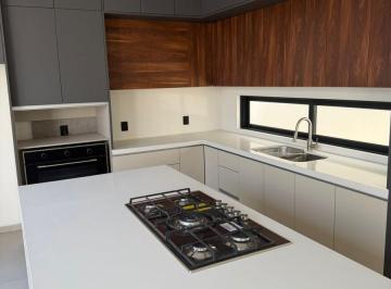 Casa · 188m² · 2 Estacionamientos · Casa de un Nivel en Zona Dorada