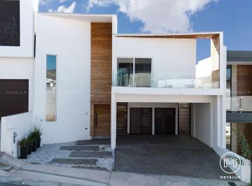 Casa de 3 habitaciones, Chihuahua · Casa en Venta en Bosque Real con Recamara en Planta Baja, Zona Valle Escondido